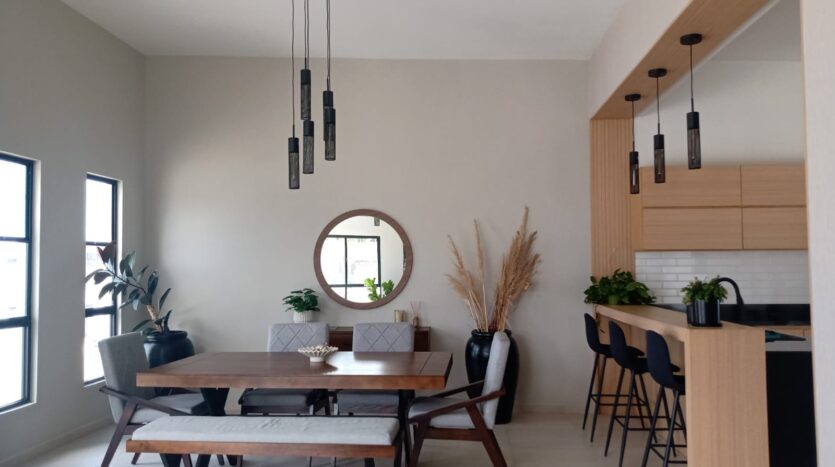 La casa es de un nivel con techos altos, amplitud en los espacios y excelente iluminación y ventilación natural.